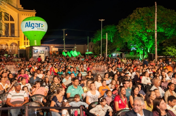 Cine Família na Praça reúne mais de 1.500 pessoas na cidade de Iturama